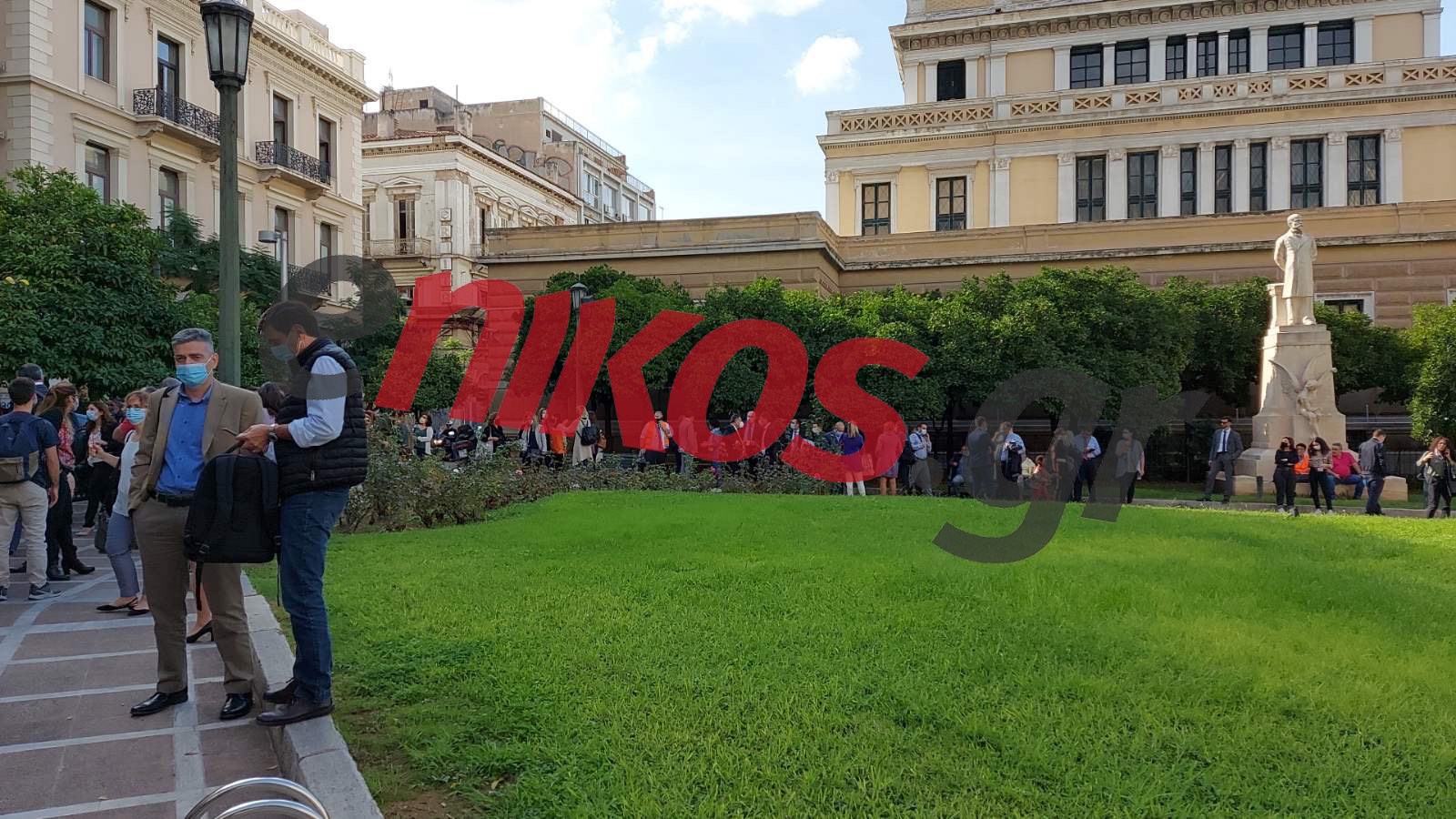 Σεισμός στη Σάμο: Ταρακουνήθηκε και η Αθήνα – Κάτοικοι και εργαζόμενοι βγήκαν στους δρόμους