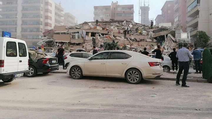 Ισχυρός σεισμός: Ισοπεδώθηκαν πολυκατοικίες στη Σμύρνη – Πληροφορίες για εγκλωβισμένους – ΒΙΝΤΕΟ