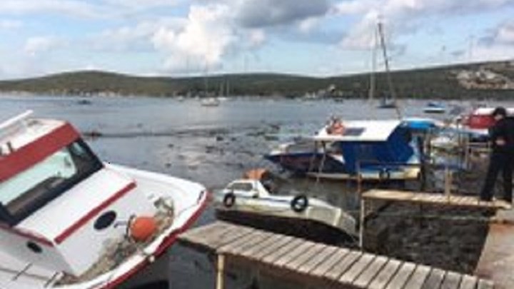 Σεισμός – Σμύρνη: Βάρκες και τράτες βγήκαν στη στεριά – ΦΩΤΟ