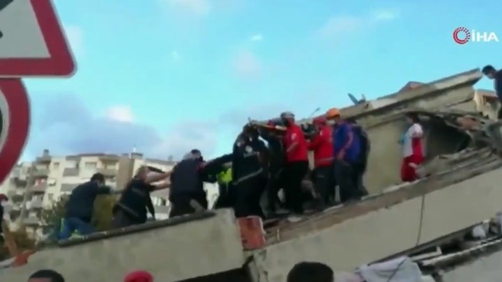 Σμύρνη: Νέο ΒΙΝΤΕΟ από τον απεγκλωβισμό ατόμου από τα συντρίμμια πολυκατοικίας – ΒΙΝΤΕΟ