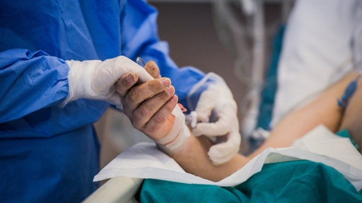 Κορονοϊός: Τρομάζουν οι αριθμοί – Ανησυχητική αύξηση των διασωληνωμένων σε ένα 24ωρο