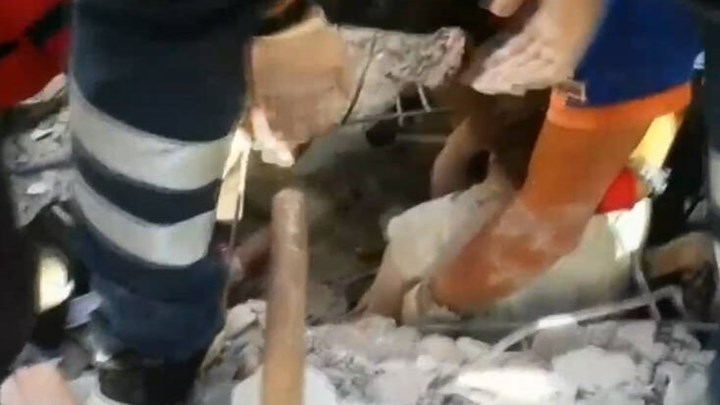 Σμύρνη: Συγκλονιστικό ΒΙΝΤΕΟ με τον απεγκλωβισμό γυναίκας από τα συντρίμμια