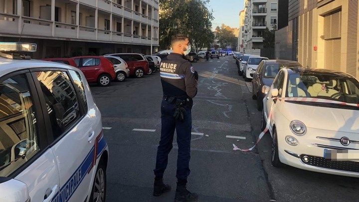 Επίθεση στη Λυών: Χαροπαλεύει ο ελληνορθόδοξος ιερέας – Διέφυγε ο δράστης