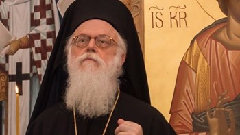 Κορονοϊός: Στον Ευαγγελισμό με την ειδική κάψουλα ο Αρχιεπίσκοπος Αλβανίας – ΒΙΝΤΕΟ
