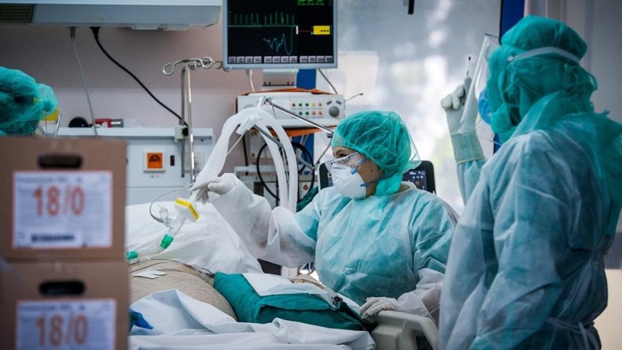 Σέρρες-Συγκλονίζει νοσηλεύτρια για ασθενή με κορονοϊό: “Μην με διασωληνώσετε, θα αναπνέω καλύτερα”