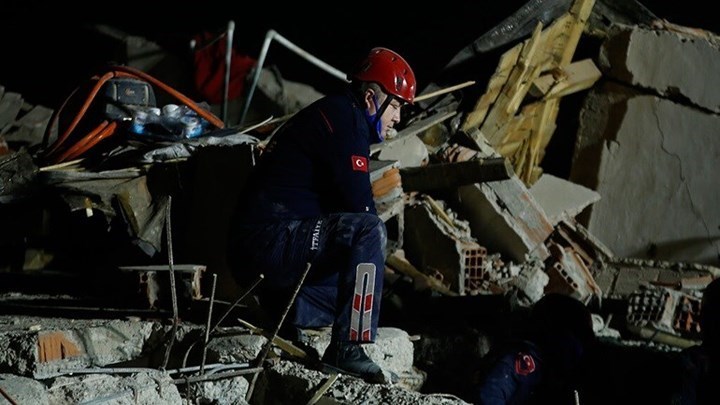 Τουρκία: Τους 76 νεκρούς έφθασε ο μέχρι τώρα απολογισμός των θυμάτων του σεισμού
