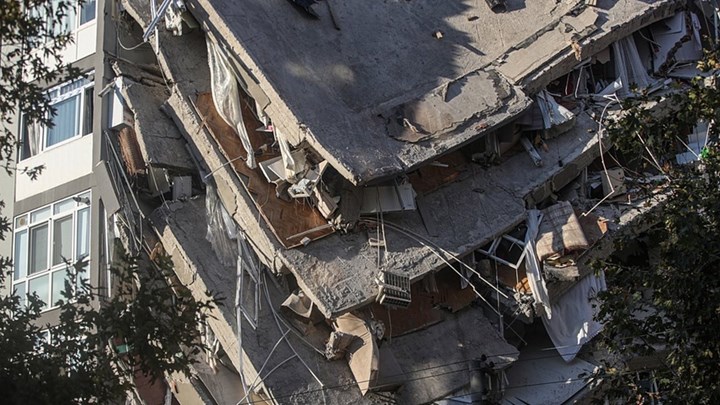 Σεισμός στη Σμύρνη: Μάχη με τον χρόνο δίνουν οι διασώστες – Μειώνονται οι ελπίδες να βρεθούν επιζώντες