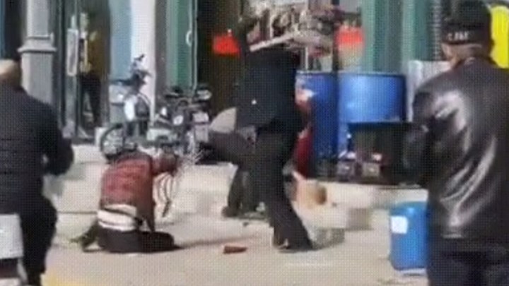 Οργή στην Κίνα: Χτύπησε μέχρι θανάτου τη γυναίκα του και οι περαστικοί κοιτούσαν – Σκληρές εικόνες