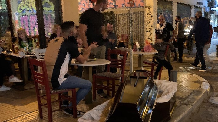 Κορονοϊός: Έβγαλαν… φέρετρο σε μεζεδοπωλείο στου Ψυρρή – “Πόσο να αντέξουμε;” δηλώνει στο enikos.gr ο υπεύθυνος του μαγαζιού