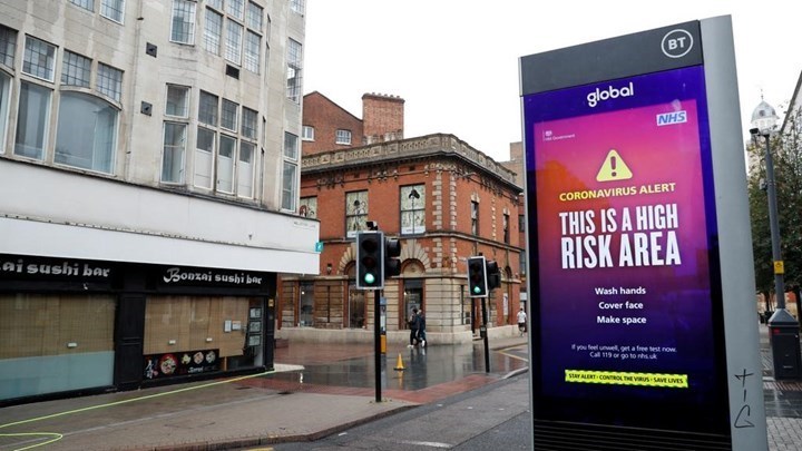 Τζόνσον: Υπερασπίζεται την απόφαση για νέους περιορισμούς – Αχρείαστη η καραντίνα, λένε οι επικριτές του