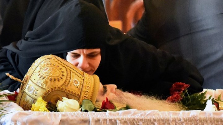 Αδιανόητα πράγματα στο Μαυροβούνιο: Πιστοί φιλούσαν τον Μητροπολίτη που πέθανε από κορονοϊό – ΒΙΝΤΕΟ