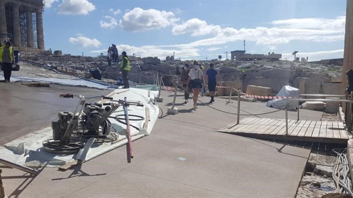 Ακρόπολη: O Μανώλης Κορρές απαντά για το τσιμέντο στον Ιερό Βράχο – BINTEO