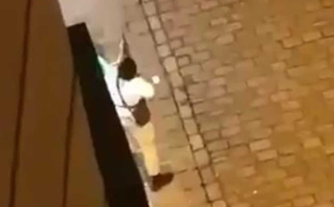 Επίθεση στη Βιέννη: Σοκαριστικό ΒΙΝΤΕΟ με δράστη να πυροβολεί εν ψυχρώ πολίτη