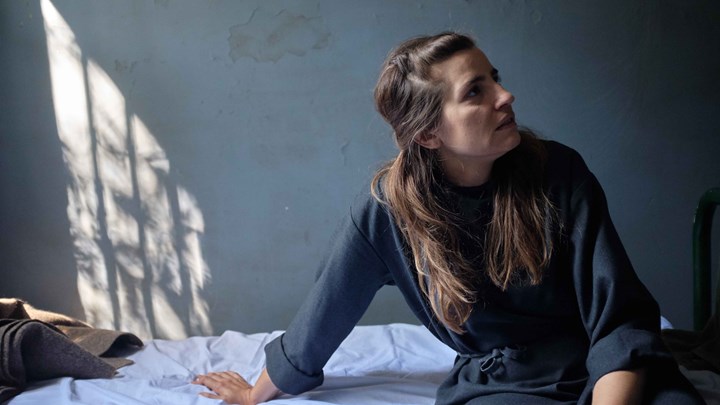 Άγριες Μέλισσες: Ο Λάμπρος συναντά τον Βόσκαρη – Θα γλυτώσει η Ελένη από τα δεινά της;