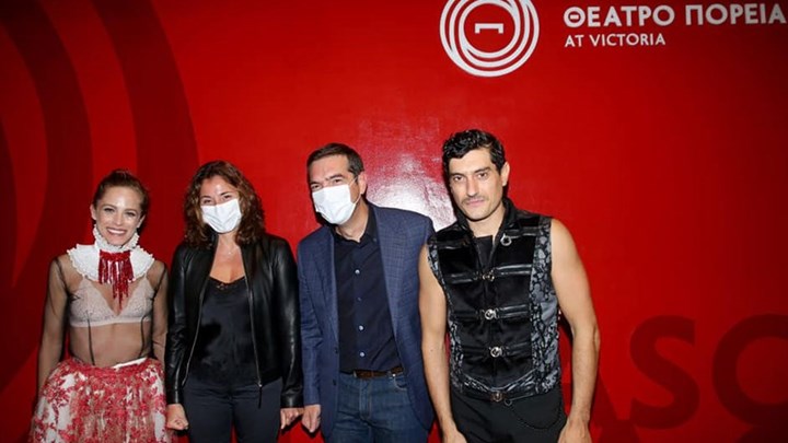 Στο θέατρο Αλέξης Τσίπρας και Μπέτυ Μπαζιάνα – “Η κυβέρνηση θέλει να φιμώσει ό,τι δεν ελέγχει””