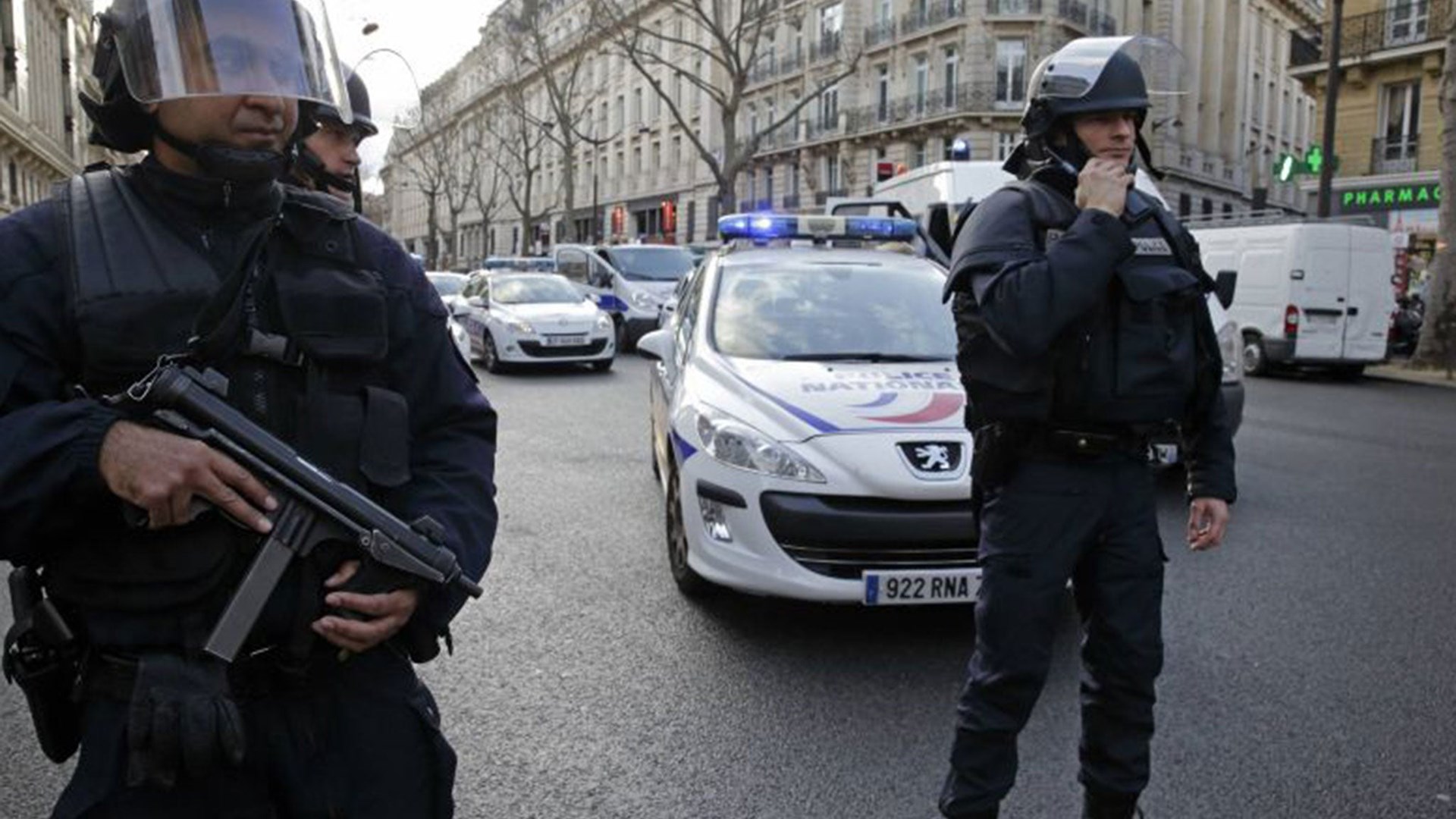 Νέος τρόμος στο Παρίσι – Άνδρας κυκλοφορούσε με ματσέτα στο κέντρο της πόλης