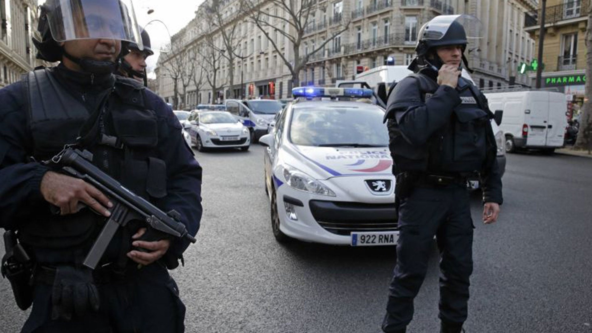 Νέος τρόμος στο Παρίσι – Άνδρας κυκλοφορούσε με ματσέτα στο κέντρο της πόλης