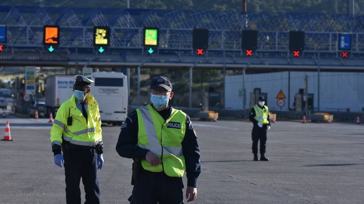 «Καλπάζει» ο κορονοϊός: Κρίσιμο το επόμενο 15νθήμερο – Σενάρια για νέα μέτρα και απαγόρευση κυκλοφορίας από νομό σε νομό