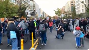 Εκλογές ΗΠΑ: Εκατοντάδες υποστηρικτές του Μπάιντεν έχουν συγκεντρωθεί δίπλα στον Λευκό Οίκο – ΒΙΝΤΕΟ