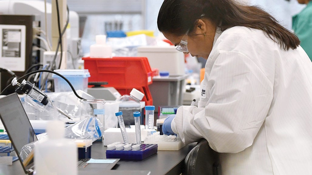 Επιστήμονες συλλέγουν σπέρμα από ασθενείς με κορονοϊό – Ποιος είναι ο στόχος