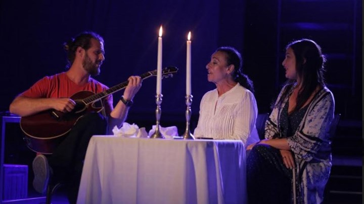 Στην Κέρκυρα το θέατρο… ζει – Έρχονται «Γεύσεις και κατακτήσεις» σε σκηνοθεσία της Βαρβάρας Δούκα