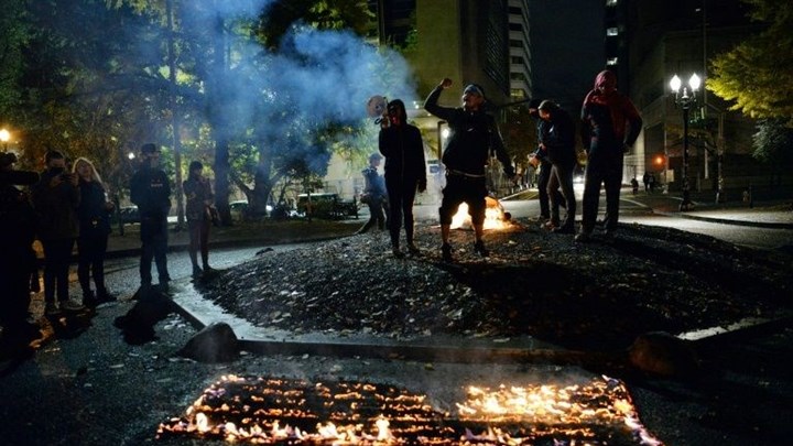 ΗΠΑ: Διαδηλωτές με όπλα έκαψαν αμερικανικές σημαίες στο Πόρτλαντ – ΒΙΝΤΕΟ