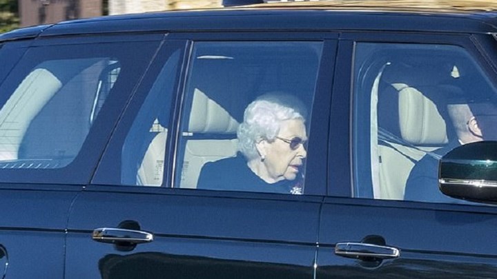 Βασίλισσα Ελισάβετ: Η μυστηριώδης έξοδος από το Κάστρο του Ουίνδσορ – Γιατί φορούσε μαύρα;