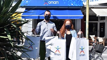 Ο ΟΠΑΠ στηρίζει τα Παιδικά Χωριά SOS και «Το Χαμόγελο του Παιδιού» – Μέσω του δικτύου συνεργατών του προσφέρει στα παιδιά 4.000 ζευγάρια παπούτσια