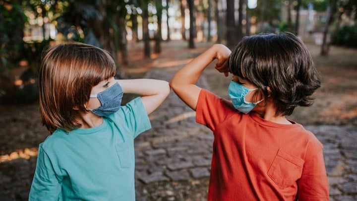 Κορονοϊός: Γιατί τα παιδιά νοσούν πιο ήπια – Τι αντισώματα παράγουν
