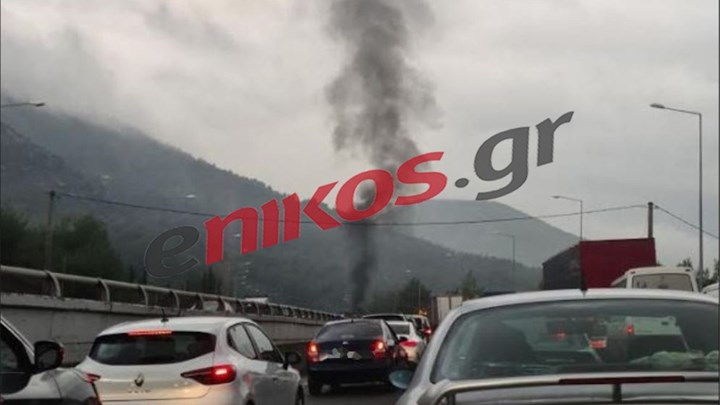 Φωτιά σε αυτοκίνητο στην Εθνική Οδό Αθηνών – Λαμίας – ΦΩΤΟ αναγνώστη
