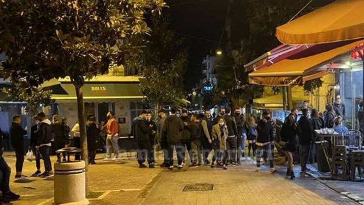 Λαμία: Το αδιαχώρητο σε πλατείες και δρόμους πριν από το γενικό lockdown – ΦΩΤΟ