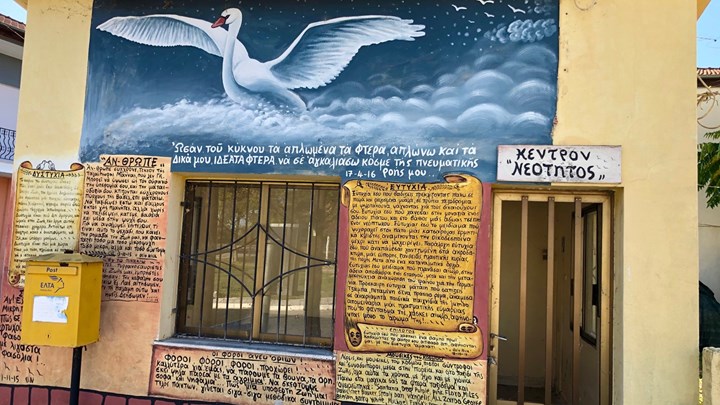 “Γκραφιτάς” ετών 71: Ζωγράφισε όλο το χωριό – Εντυπωσιακές ΦΩΤΟ
