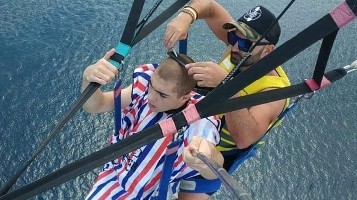 Κομμωτής… κασκαντέρ στη Νάουσα – Δείτε πού κουρεύει τους πελάτες – ΦΩΤΟ