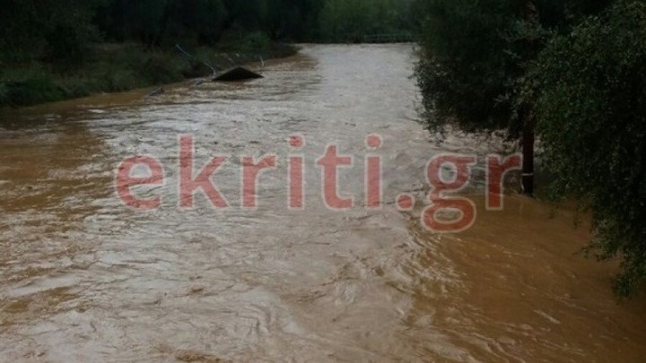 Με κακοκαιρία ξεκίνησε το lockdown στην Κρήτη –  Πλημμύρες και εγκλωβισμοί στο Οροπέδιο Λασιθίου