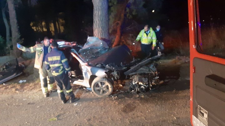 Σοβαρό τροχαίο στον Άγιο Στέφανο – Διαλύθηκε το αυτοκίνητο, απεγκλωβίστηκε ο οδηγός – ΦΩΤΟ