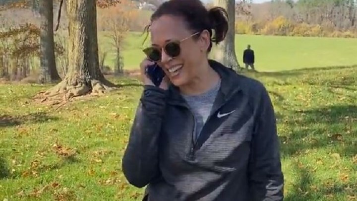 Τζο Μπάιντεν: Η στιγμή που η Καμάλα Χάρις τον συγχαίρει για την εκλογή του – ΒΙΝΤΕΟ