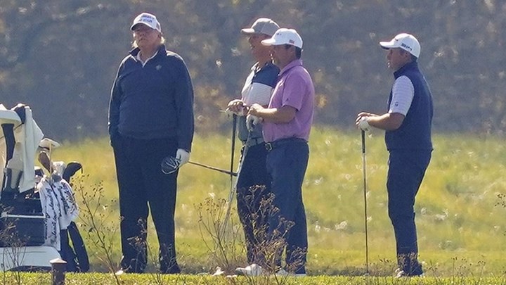 Εκλογές ΗΠΑ: Ο Ντόναλντ Τραμπ έμαθε ότι έχασε ενώ έπαιζε γκολφ – ΦΩΤΟ – ΒΙΝΤΕΟ