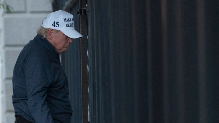 ΗΠΑ: Επέστρεψε στον Λευκό Οίκο ο Τραμπ – “Ο Μπάιντεν βιάζεται να παρουσιαστεί ψευδώς ως νικητής”