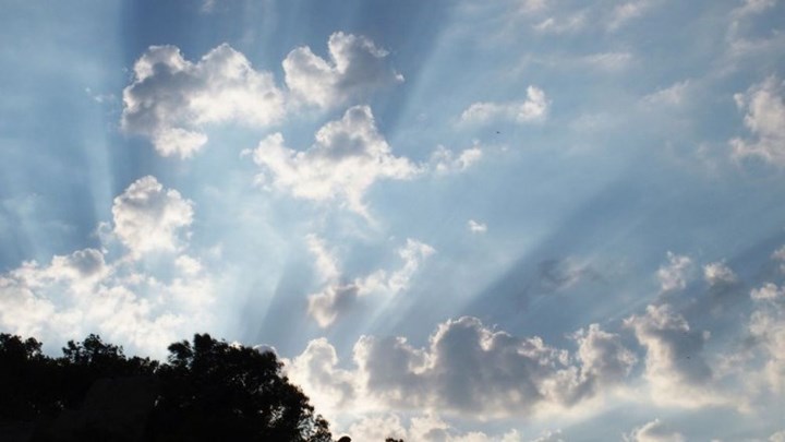 Καιρός: Συννεφιά με τοπικές βροχές  – Ισχυροί άνεμοι στο Αιγαίο