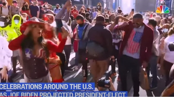 Εκλογές ΗΠΑ: Άρχισαν οι χοροί – Υποστηρικτές του Μπάιντεν βγήκαν στους δρόμους με κατσαρόλες