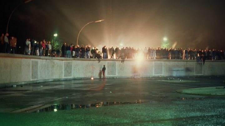 Η πτώση του Τείχους του Βερολίνου – Η νύχτα που άλλαξε τη Γερμανία και τον κόσμο πριν από 31 χρόνια