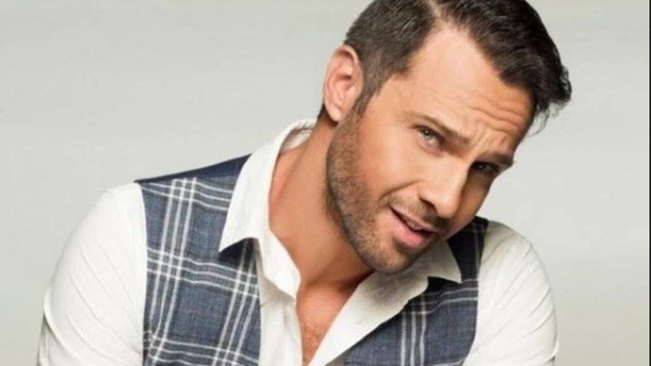 Ο Μπεγνής σε… στενή σχέση με τον Γκέλια για τις ανάγκες της σειράς «Το Μυστικό της πεταλούδας»