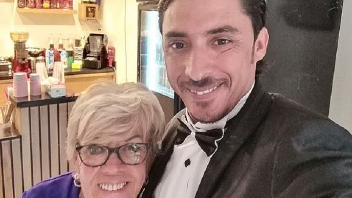 Βρετανία: 80χρονη συνταξιούχος παντρεύτηκε τον 35χρονο εραστή της