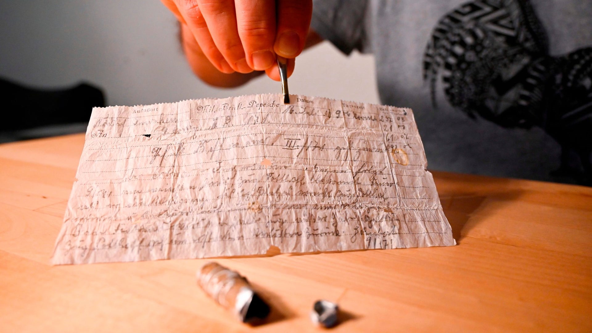 Σπάνια επιστολή 100 ετών που μετέφερε περιστέρι βρέθηκε στη Γαλλία – ΒΙΝΤΕΟ