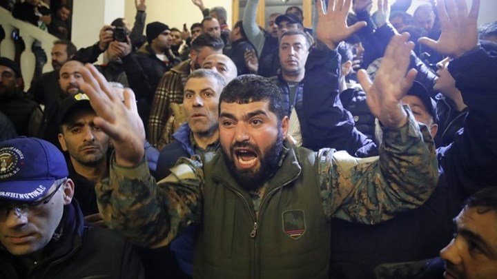 Ναγκόρνο Καραμπάχ: Έξαλλο πλήθος εισέβαλε στο κοινοβούλιο της Αρμενίας – ΦΩΤΟ