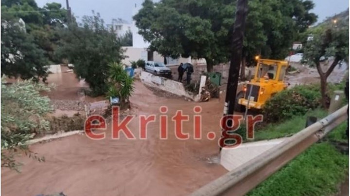 Κακοκαιρία – Κρήτη: “Σαρώνει” τον δήμο Χερσονήσου – Πλημμυρισμένοι δρόμοι και αυτοκίνητα στη θάλασσα