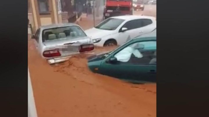 Κακοκαιρία – Μάλια: Άνθρωποι γαντζώθηκαν σε κολόνες για να σωθούν – Ορμητικά νερά παρέσυραν αυτοκίνητα
