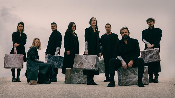 «Αυτοί που περπατούν στα σύννεφα» – Οι πρώτες φωτογραφίες του νέου έργου του Σκαραγκά στο enikos.gr