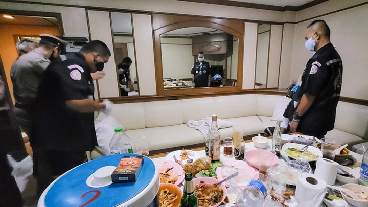 Εθισμένος στο σεξ πέθανε πάνω σε ερωτικό όργιο