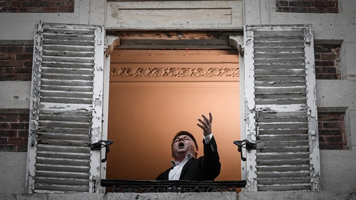Γαλλία-Lockdown: Τενόρος τραγουδάει από το παράθυρό του στο Παρίσι – BINTEO